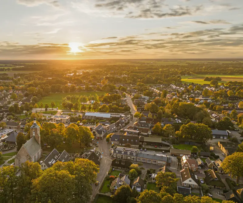 Drone foto van dorp in Drenthe